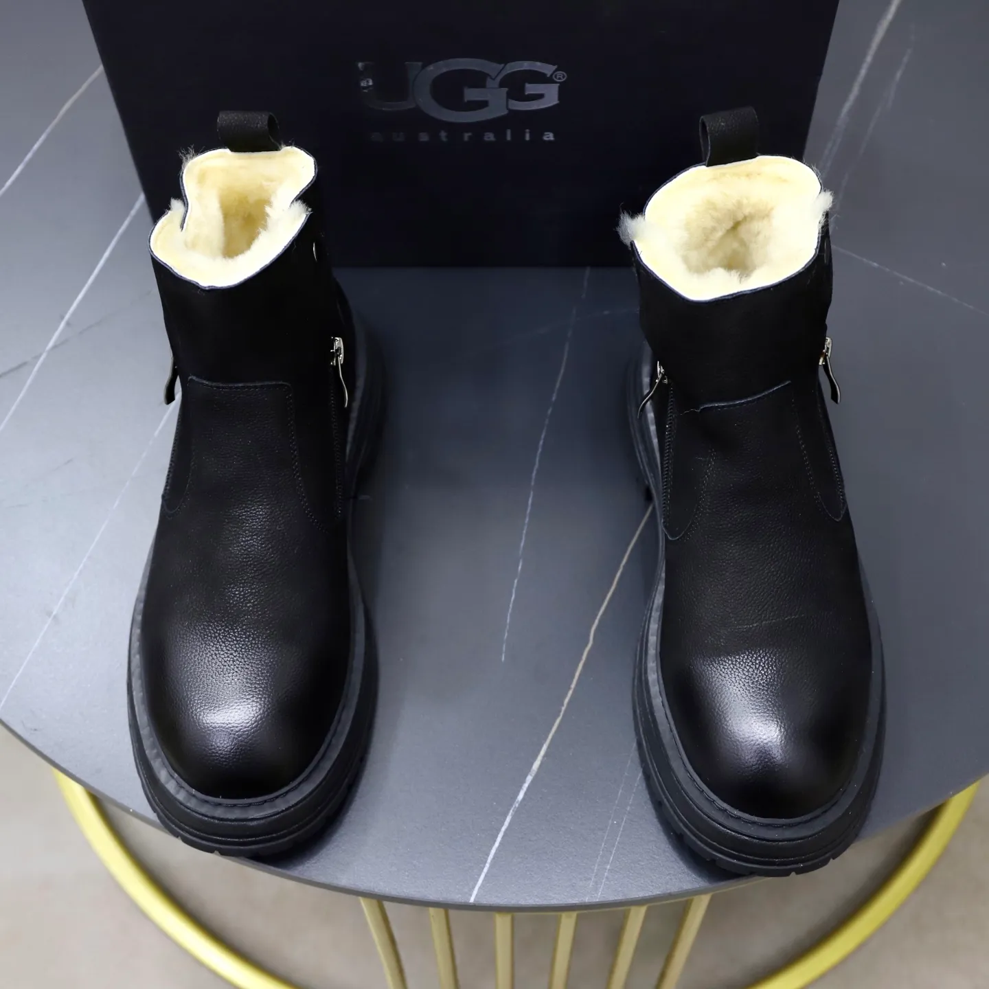 Ex-factory price: 680💰Thick wool imported from Australia Brand: UGG genuine purchasing agent Size: 38-44 (customized in 45) Grade: Official website 1:1 Material: First-layer genuine leather waterproof and antifreeze upper Real wool lining Original non-slip Soft wear-resistant outsole Style category: Men's casual shoes Trendy style Comfortable on the feet Color: Official website color synchronization